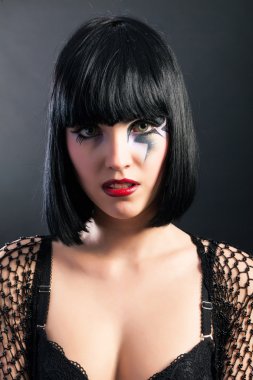 Sanatsal makyajlı güzel bir kadın.