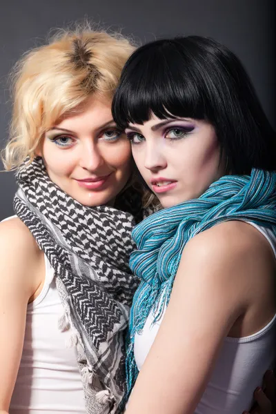 Deux lesbiennes en écharpes, se câlinent — Photo