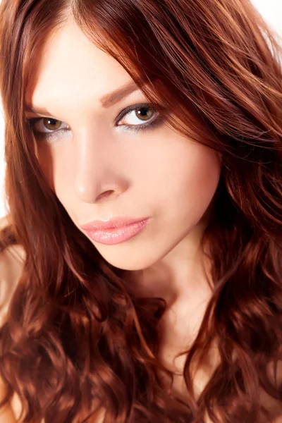 Retrato de mulher jovem com cabelo vermelho — Fotografia de Stock