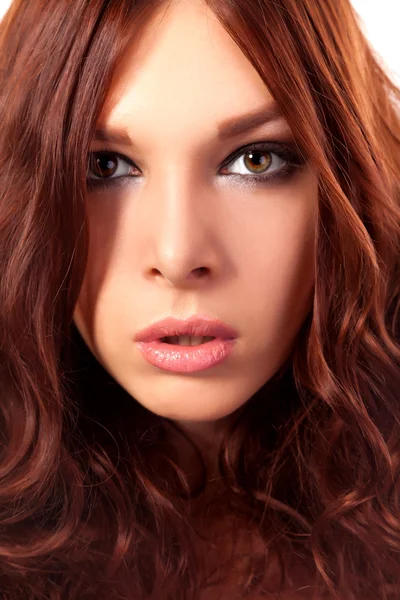 Retrato de mujer joven con el pelo rojo — Foto de Stock