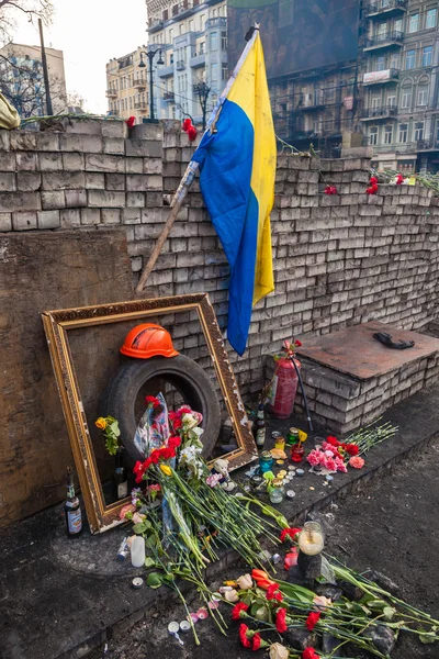 Ukrainian revolution, Euromaidan after an attack by government f — Stock Photo, Image