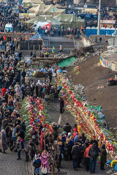 Ukrainian revolution, Euromaidan after an attack by government f — Stock Photo, Image