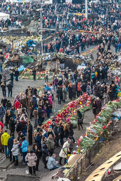 Ukrainian revolution, Euromaidan after an attack by government f — Stock Photo, Image