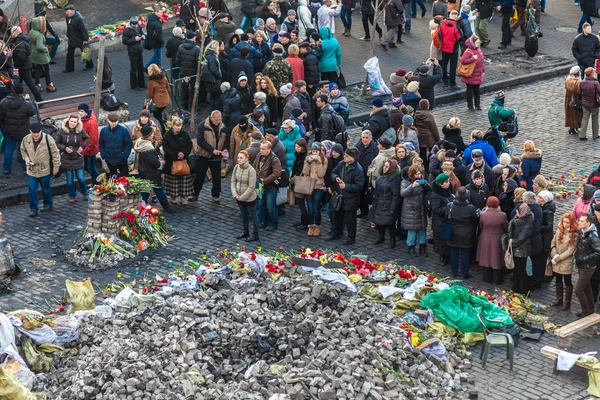 Ukrainian revolution, Euromaidan after an attack by government f — Stock Photo, Image