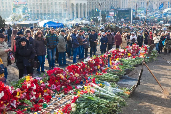 Ukrainian revolution, Euromaidan after an attack by government f — Stock Photo, Image