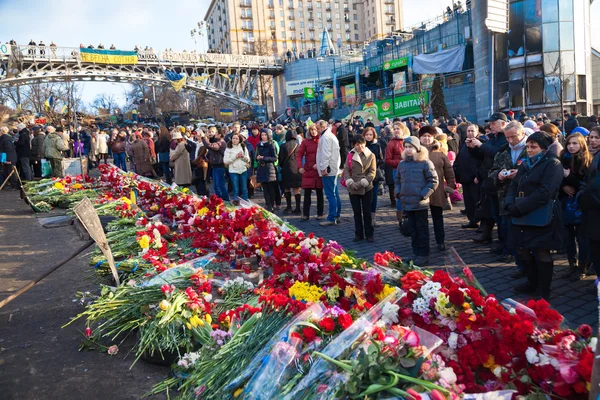 Ukrainian revolution, Euromaidan after an attack by government f — Stock Photo, Image