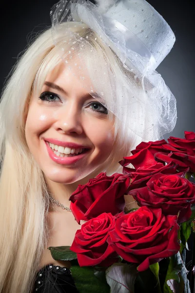 Femme sexy dans un style rétro avec des roses rouges — Photo