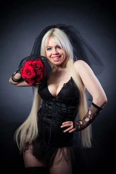 Portret van een zwarte weduwe in verdriet met bloemen — Zdjęcie stockowe