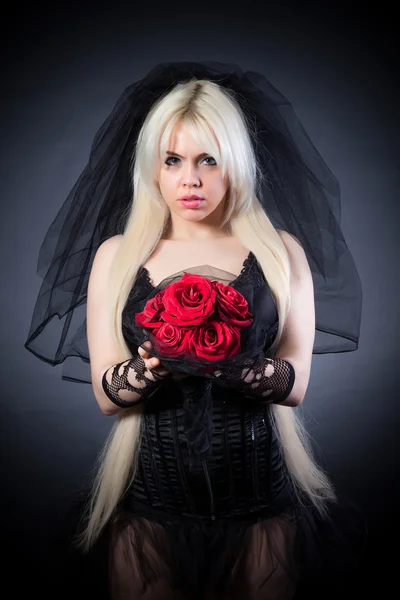 Retrato de uma viúva negra em luto com flores — Fotografia de Stock
