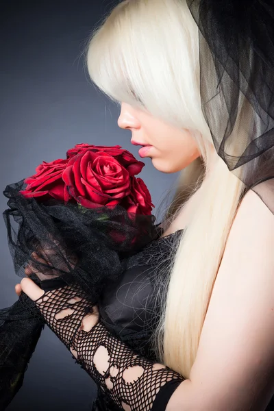 Portrait of a black widow in grief  with flowers — Stock Photo, Image