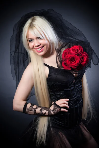 Portrait de femme en noir avec des fleurs — Photo