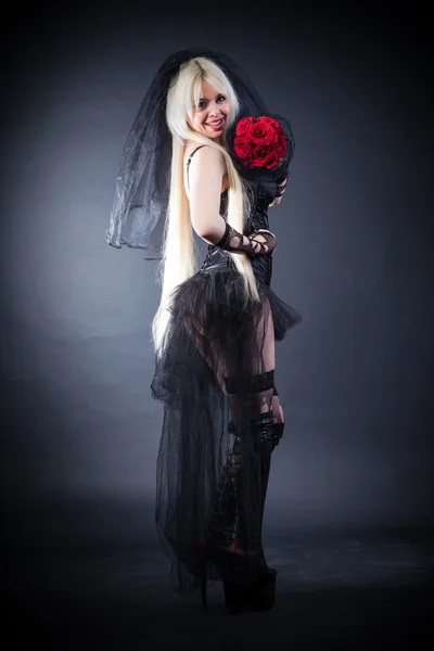 Czarna wdowa w smutek z kwiatami z welonem — Zdjęcie stockowe