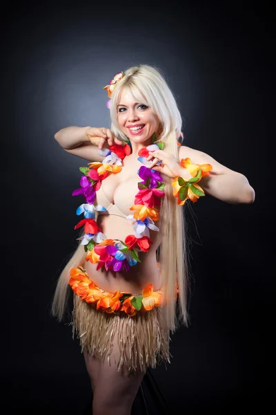 Chica rubia en traje hawaiano — Foto de Stock