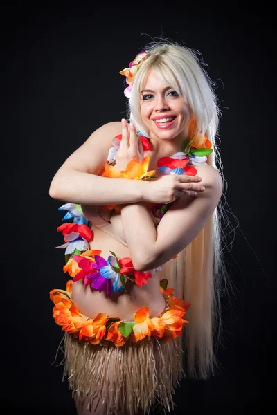 Ragazza bionda in costume hawaiano — Foto Stock