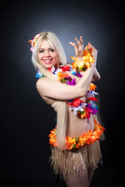 Chica rubia en traje hawaiano — Foto de Stock