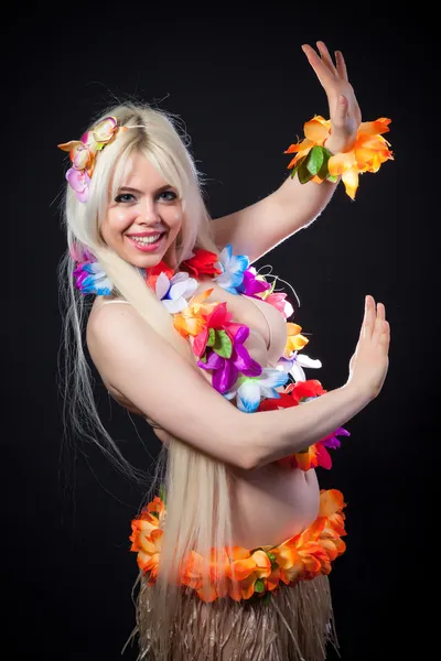 Блондинка в гавайском костюме — стоковое фото