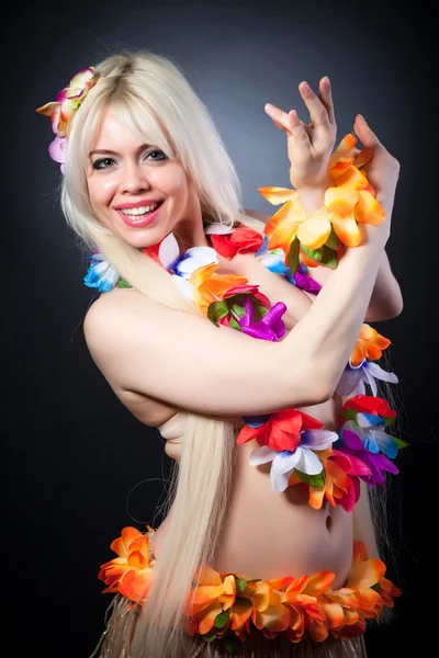 Ritratto di bella ragazza in costume hawaiano — Foto Stock