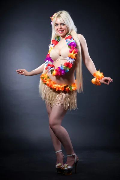 Portrait de belle fille en costume hawaïen — Photo