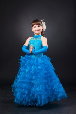 küçük kızı prenses elbise ellerini sıktı gülümsüyor