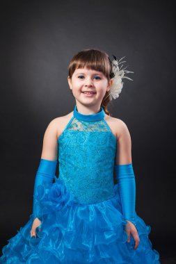 gülümseyen küçük kızı Prenses Giydir