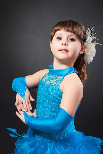 Lachende meisje in prinses jurk handen geklemd — Stockfoto