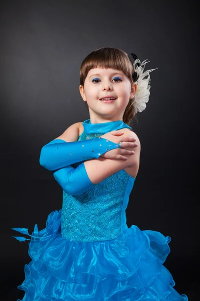 Sonriente niña en princesa vestido manos apretadas —  Fotos de Stock