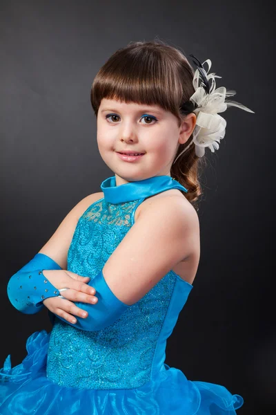 Sorridente bambina in abito da principessa mani strette — Foto Stock