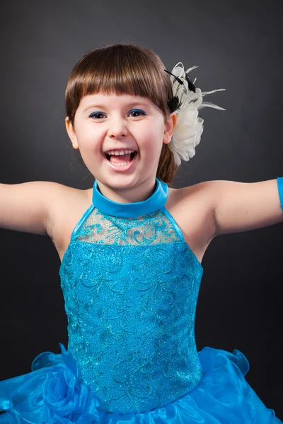 Sorridente bambina in abito da principessa — Foto Stock