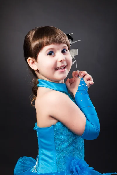 Улыбающаяся маленькая девочка в платье принцессы — стоковое фото