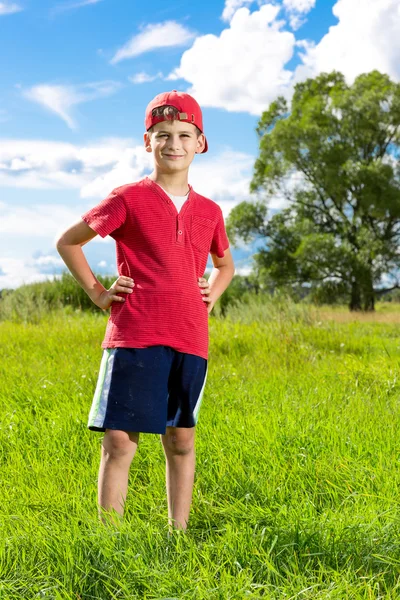 Jongen kind portret glimlachend schattig tien jaar oude buiten — Stockfoto