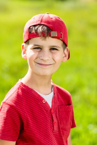 Niño niño retrato sonriendo lindo diez años de edad al aire libre — Foto de Stock