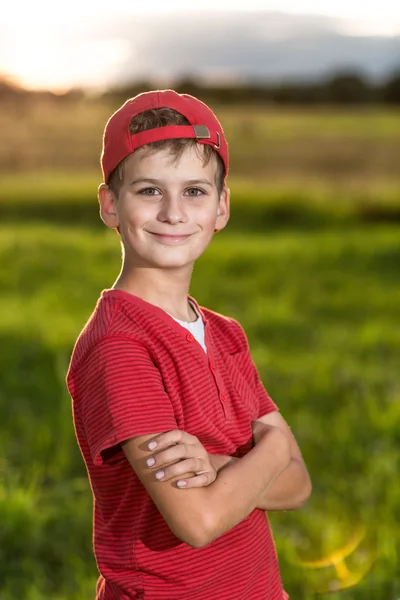 Portrét chlapce dítě úsměvem roztomilý deset let staré venkovní — Stock fotografie