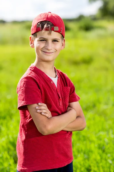 Niño niño retrato sonriendo lindo diez años de edad al aire libre — Foto de Stock