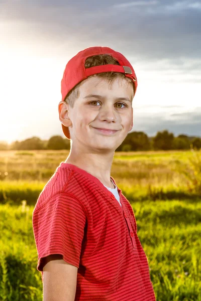 Ragazzo bambino ritratto sorridente carino dieci anni all'aperto — Foto Stock