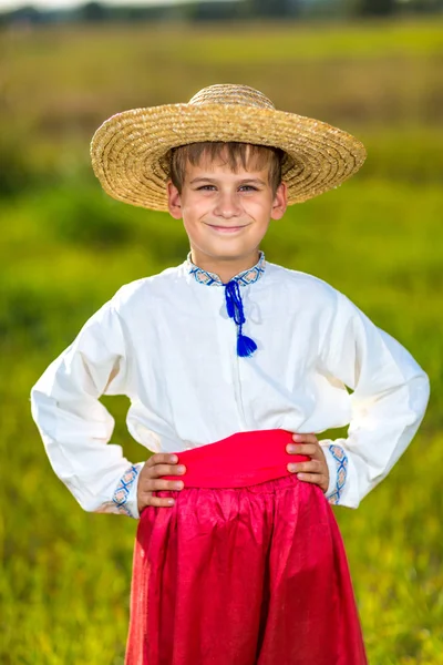 Roztomilé dítě v tradiční ukrajinské oblečení venkovní — Stockfoto