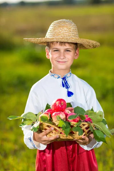 Felice contadino ragazzo tenere mele biologiche in autunno giardino — Foto Stock