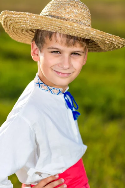 Criança bonito em roupas tradicionais ucranianas ao ar livre — Fotografia de Stock