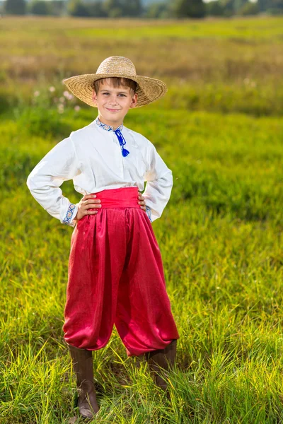 เด็กน่ารักในเสื้อผ้ายูเครนแบบดั้งเดิมกลางแจ้ง — ภาพถ่ายสต็อก