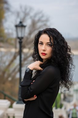 Gülümseyen güzel bir kadının portresi.
