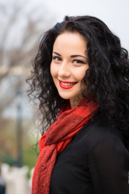 Gülümseyen güzel bir kadının portresi.