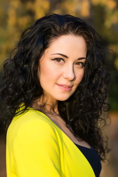 Portrait de belle fille dans un parc — Photo