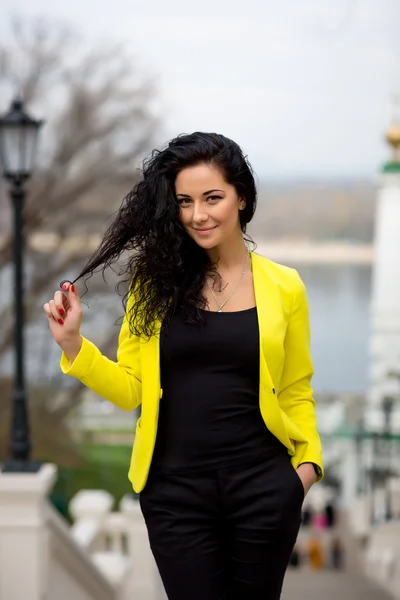 Jeune sourire belle femme dans la chaude journée d'automne — Photo