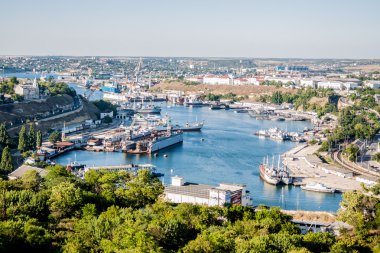 SEVASTOPOL, UKRAINE - Mart 2014: Sivastopol Körfezi, Kırım yarımadasında 14 Mart 2013 'te donanma savaş gemileri