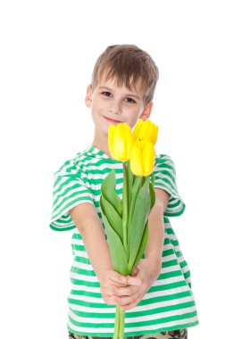 genç çocuk holding Sarı laleler