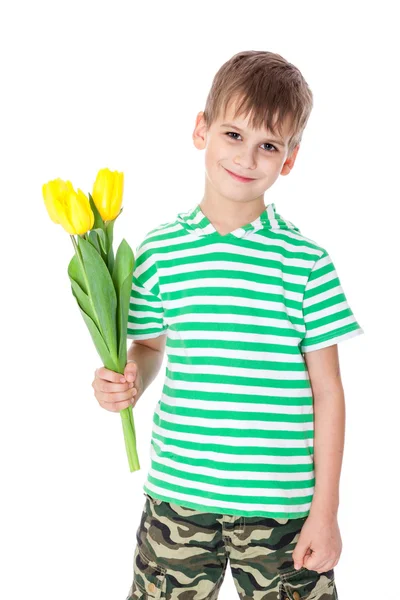 Jovem menino segurando tulipas amarelas — Fotografia de Stock
