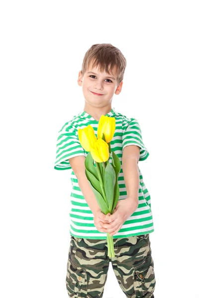 Kleiner Junge mit gelben Tulpen — Stockfoto
