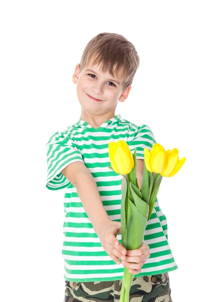 Ung pojke anläggning gula tulpaner — Stockfoto