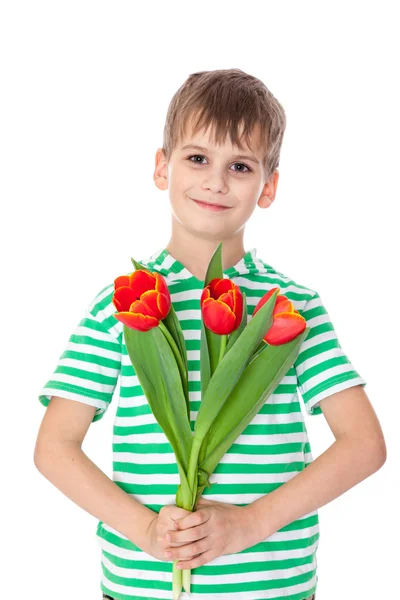 Kleiner Junge mit roten Tulpen — Stockfoto