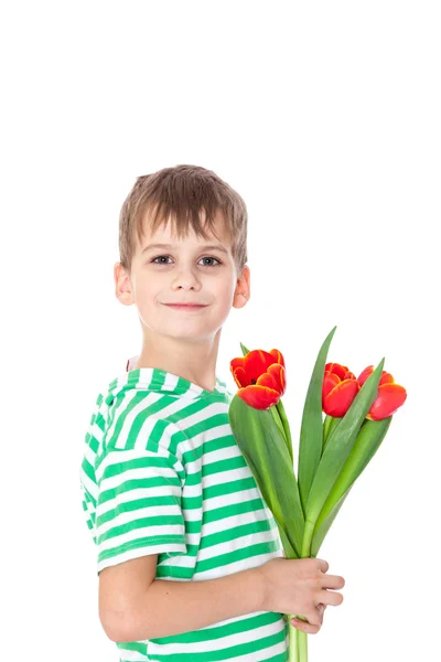 Giovane ragazzo in possesso di tulipani rossi — Foto Stock