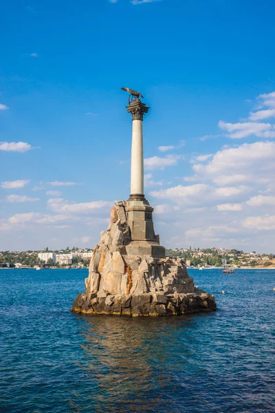 Monument till de sänktes krigsfartyg i sevastopol — Stockfoto